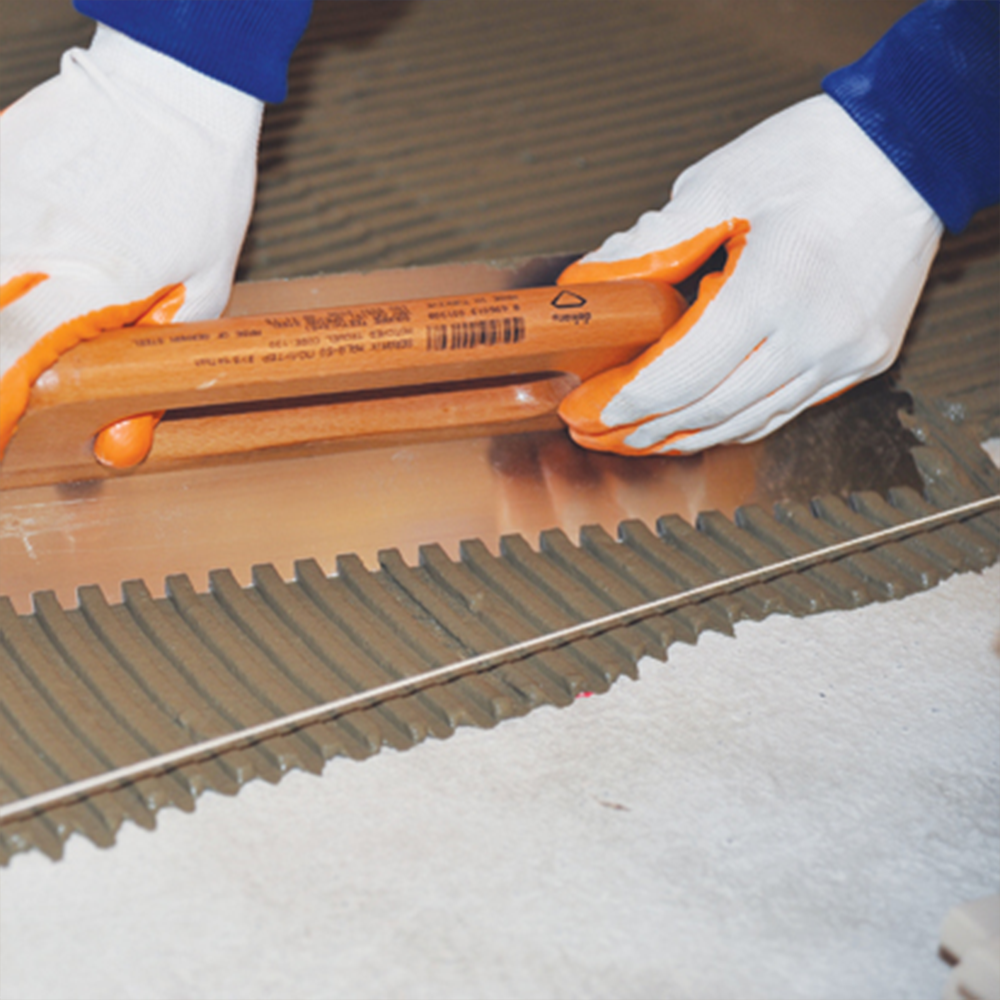 Schweizer Glättekelle gezahnt | Zahnkelle mit Holzgriff