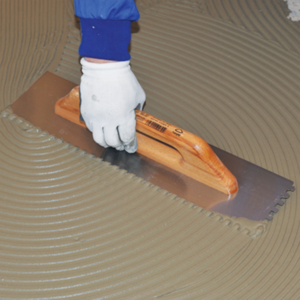 Schweizer Glättekelle gezahnt | Zahnkelle mit Holzgriff