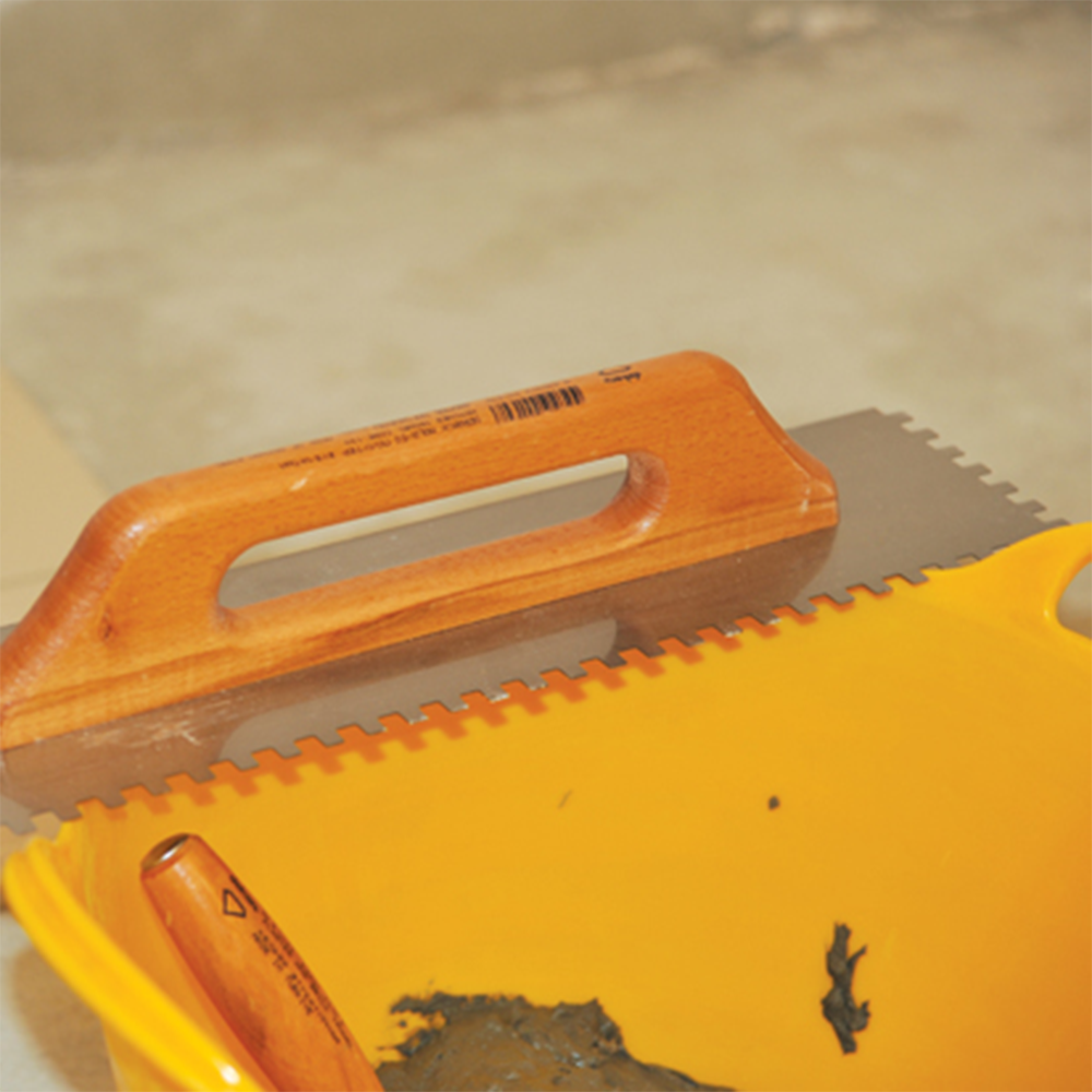 Schweizer Glättekelle gezahnt | Zahnkelle mit Holzgriff