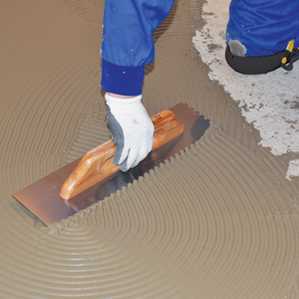 Schweizer Glättekelle gezahnt | Zahnkelle mit Holzgriff