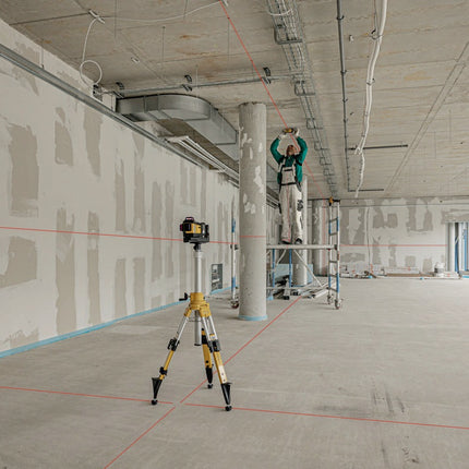 STABILA Multilinienlaser LAX 600 – rote 3x360° Laserlinien, ±0,3 mm/m, 30 m, IP65, akkubetrieben