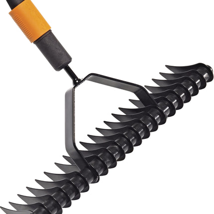 Fiskars QuikFit™ Rasenlüfter, 360 mm Arbeitsbreite, 21 Zinken, für die Entfernung von Rasenfilz und Moos